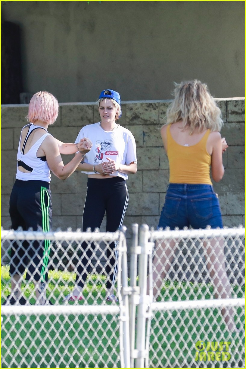 kristen stewart friends a league of their own softball in the park 38