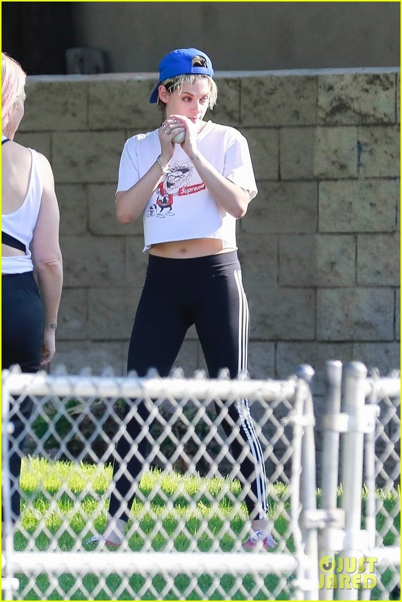 kristen stewart friends a league of their own softball in the park 39