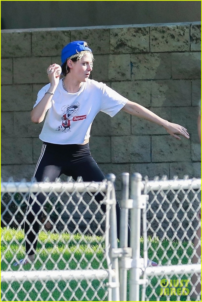 kristen stewart friends a league of their own softball in the park 41