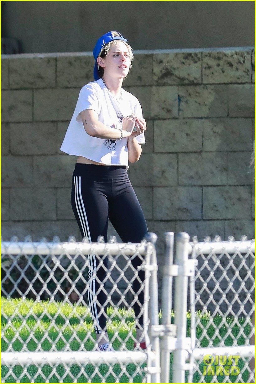kristen stewart friends a league of their own softball in the park 43