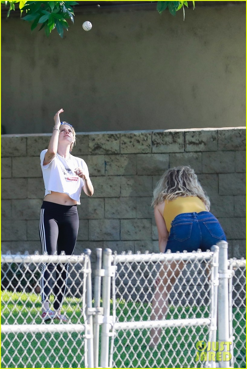 kristen stewart friends a league of their own softball in the park 44