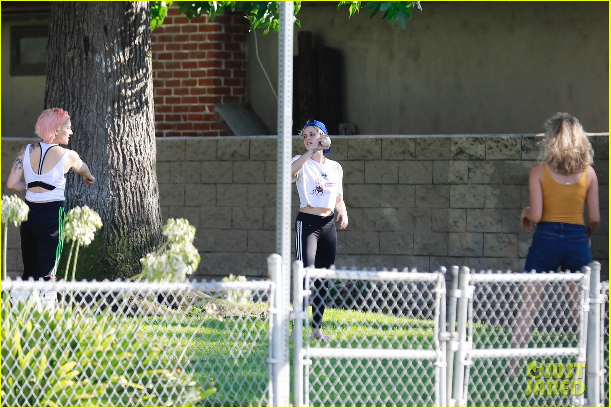 kristen stewart friends a league of their own softball in the park 46