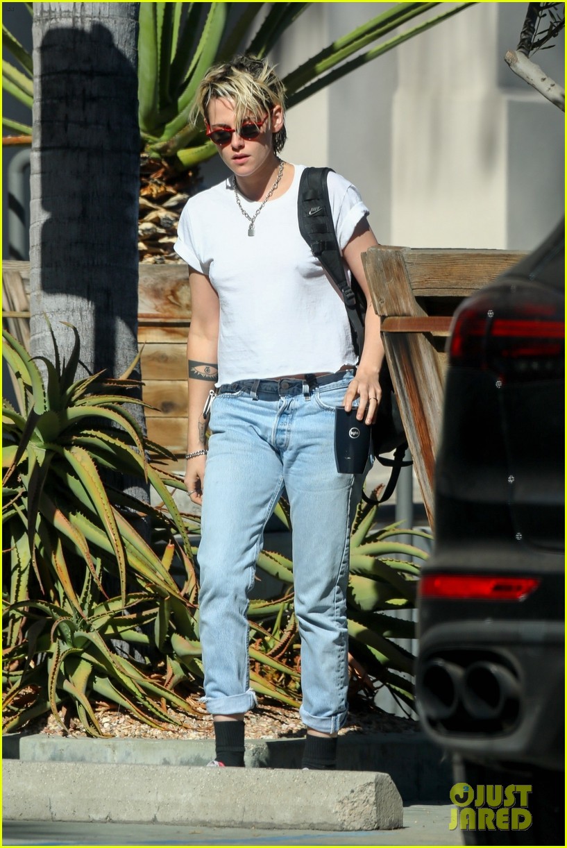 kristen stewart heads home from an afternoon meeting 03