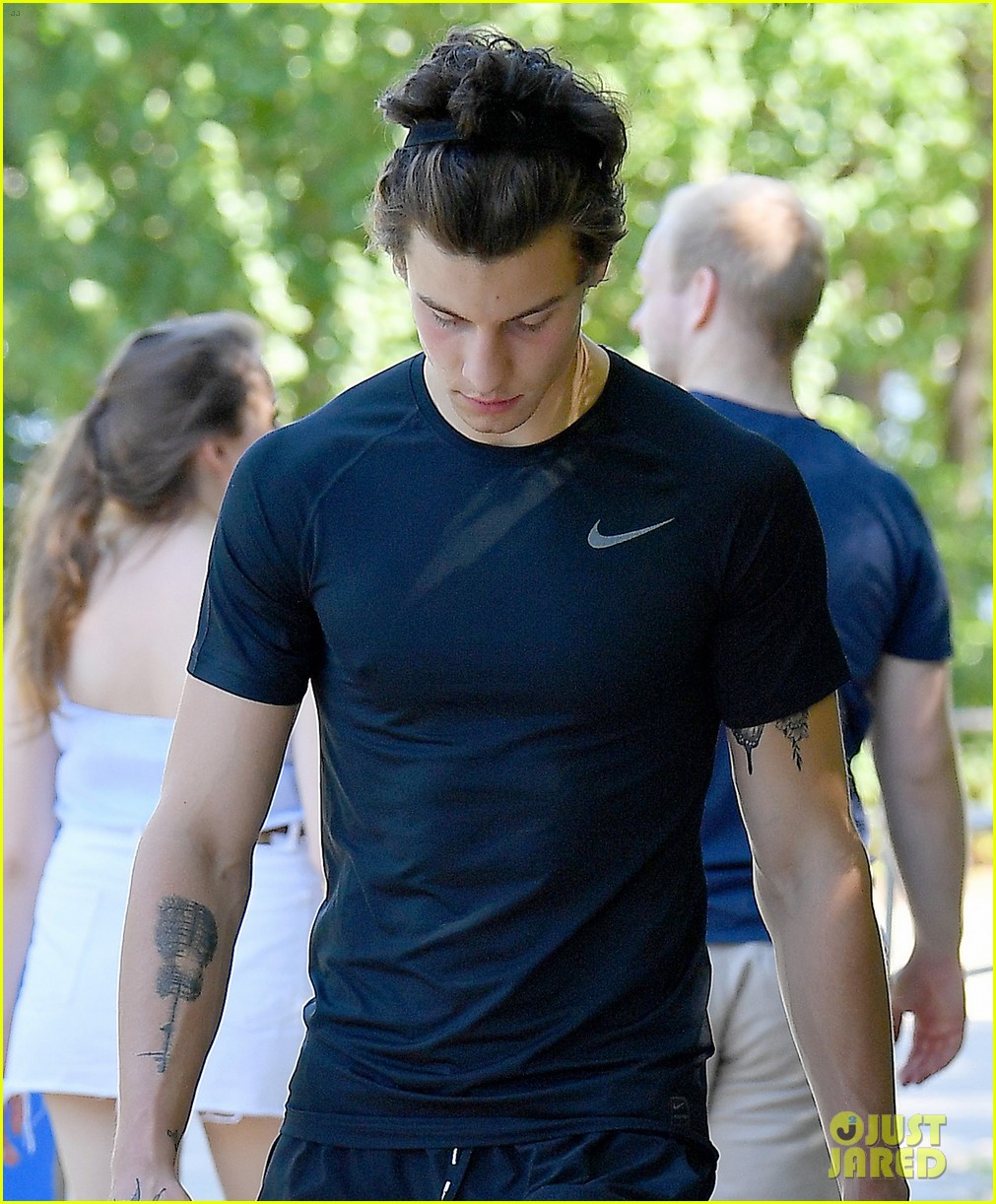 Full Sized Photo of shawn mendes heads to next concert after a morning jog 04 Shawn Mendes