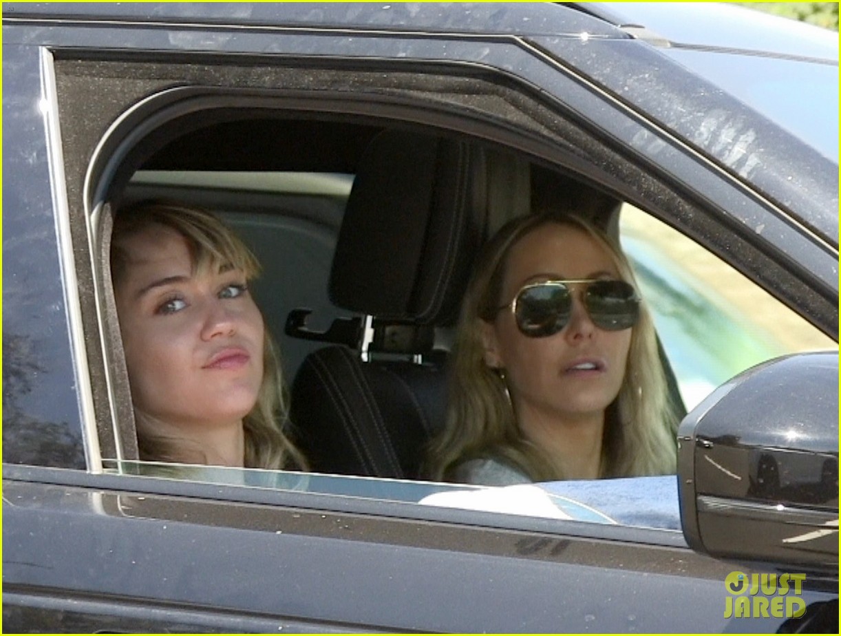miley cyrus spends the day with kaitlynn carter her mom 12