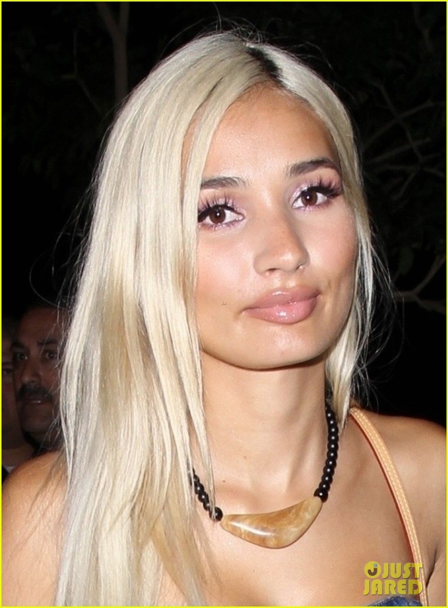 pia mia knows the perfect way to relax and unwind 02