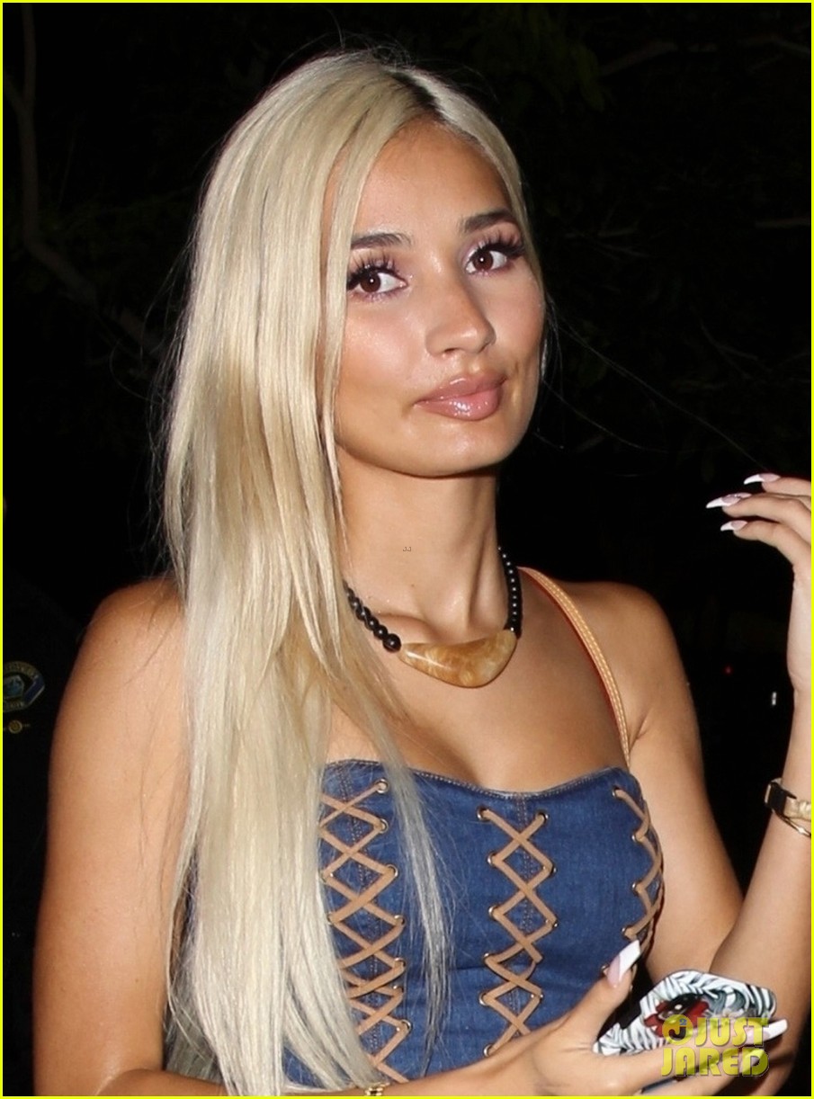 pia mia knows the perfect way to relax and unwind 04