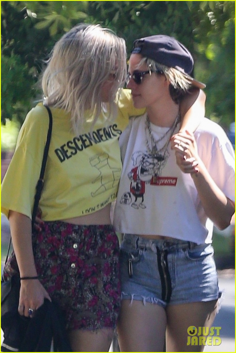 kristen stewart kisses dylan meyer on stroll 01
