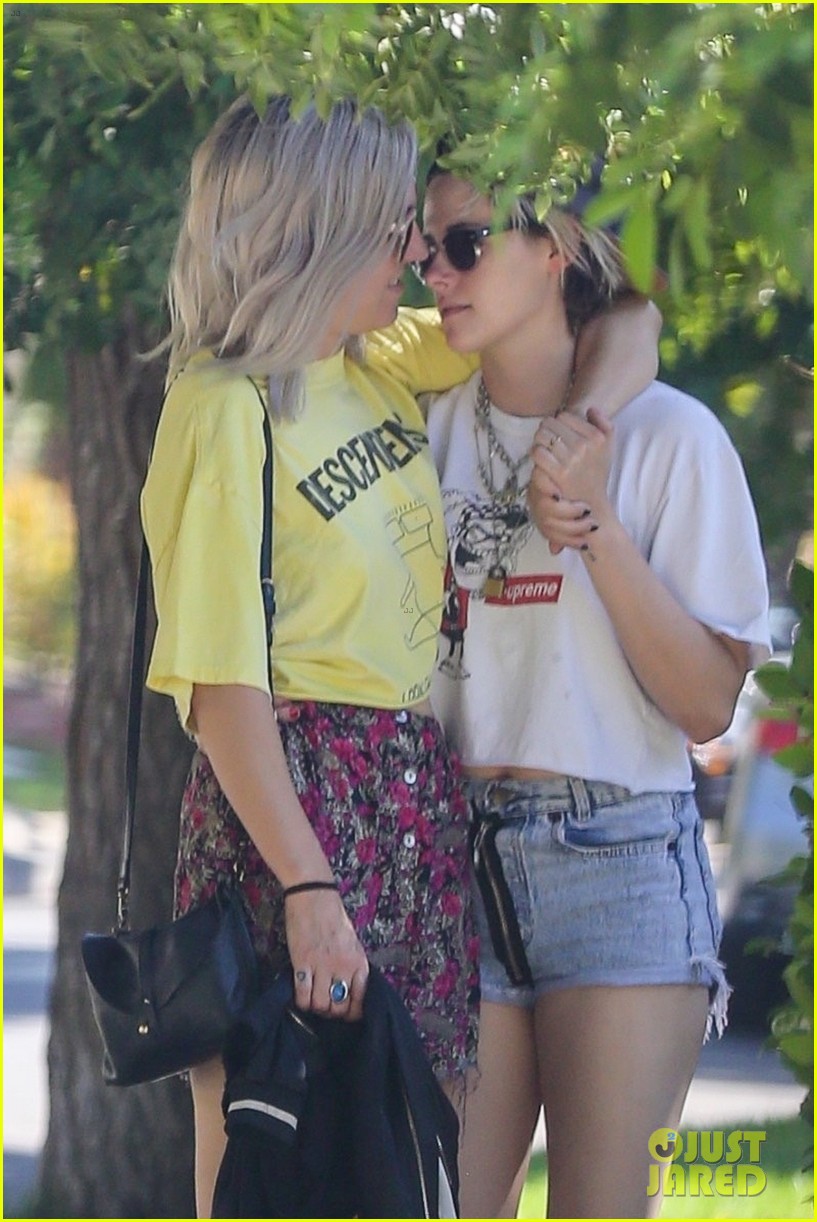 kristen stewart kisses dylan meyer on stroll 07