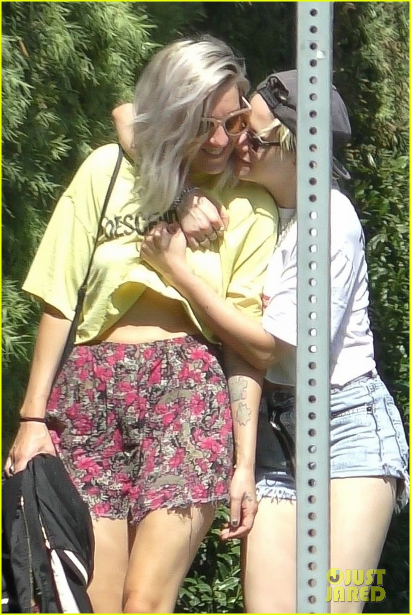 kristen stewart kisses dylan meyer on stroll 08