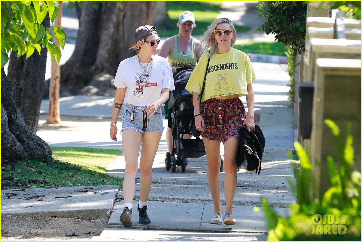 kristen stewart kisses dylan meyer on stroll 12