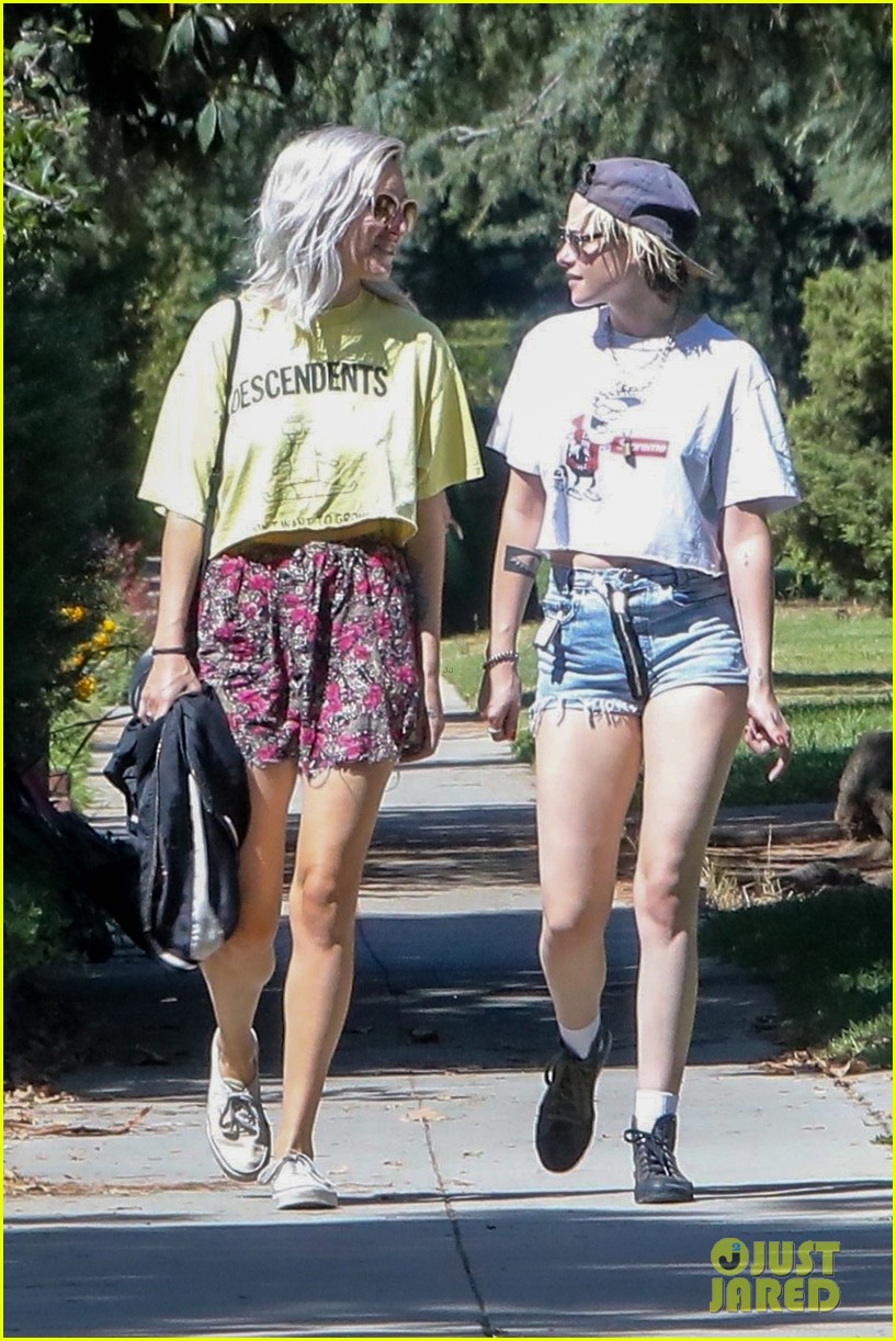 kristen stewart kisses dylan meyer on stroll 15