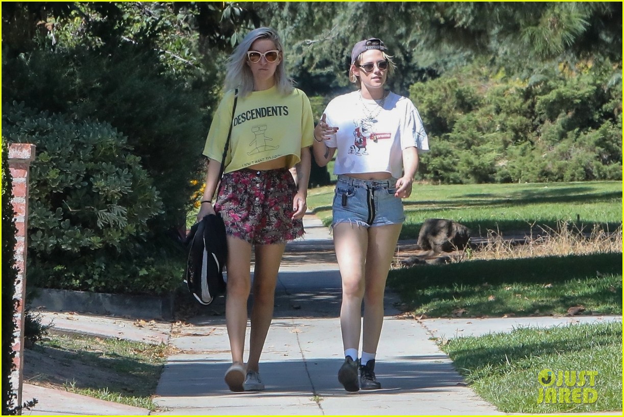 kristen stewart kisses dylan meyer on stroll 16