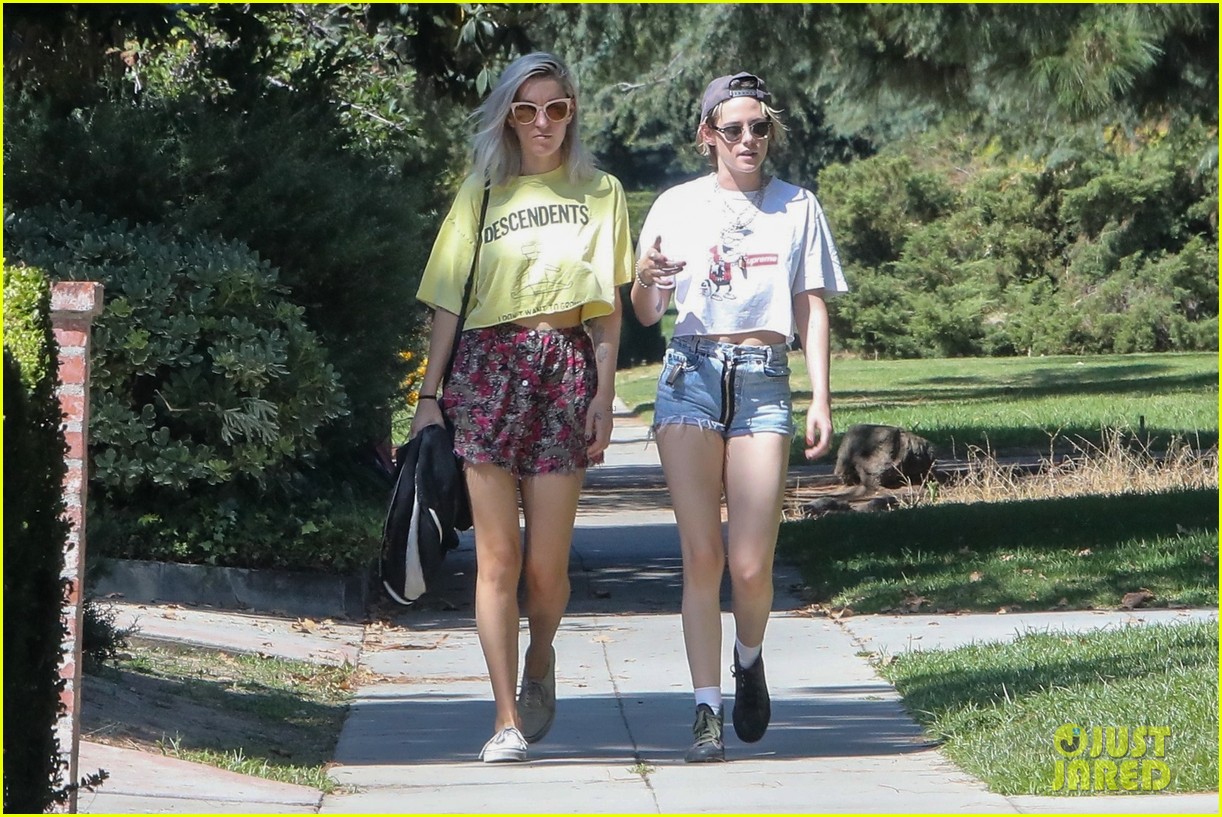 kristen stewart kisses dylan meyer on stroll 17