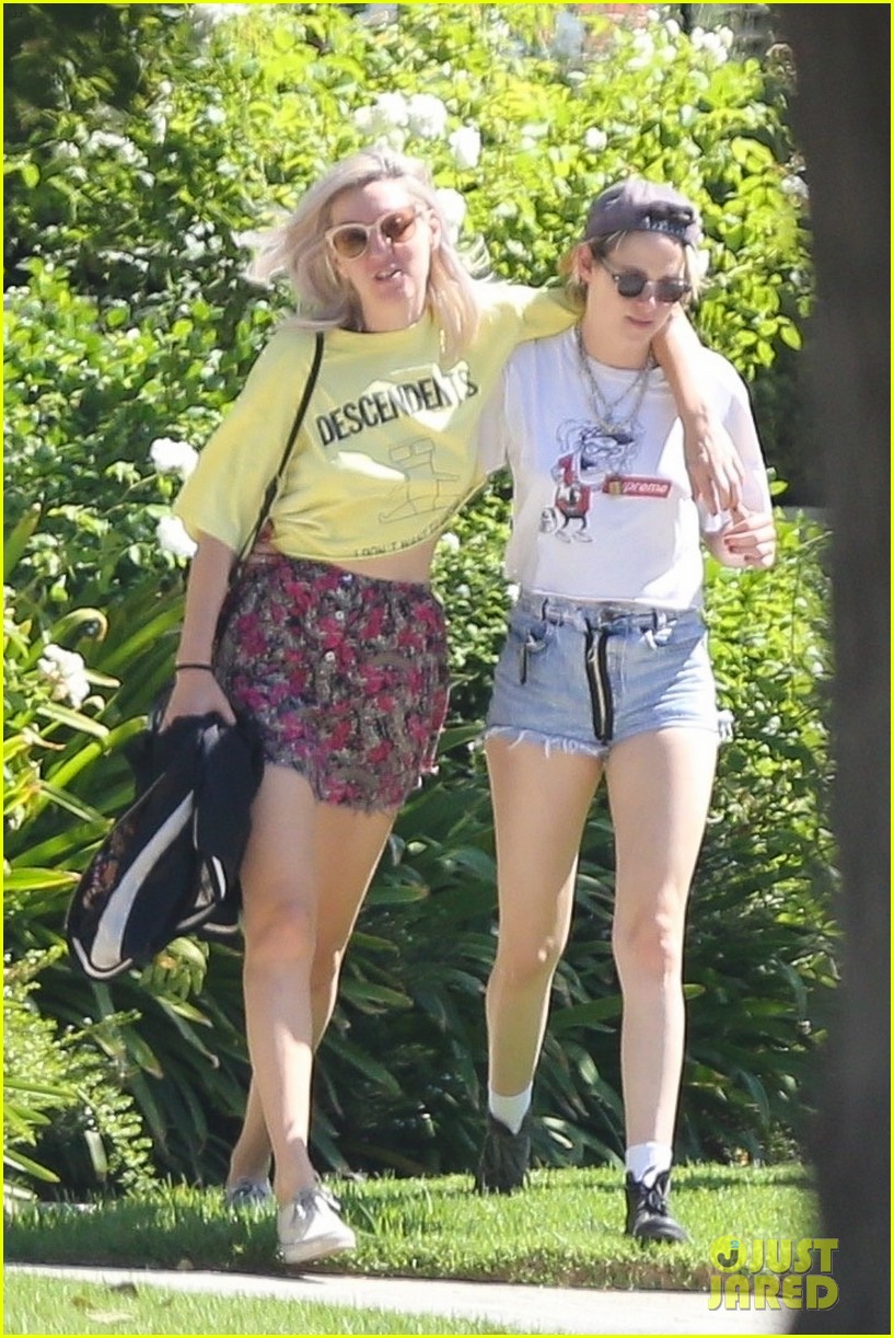 kristen stewart kisses dylan meyer on stroll 30