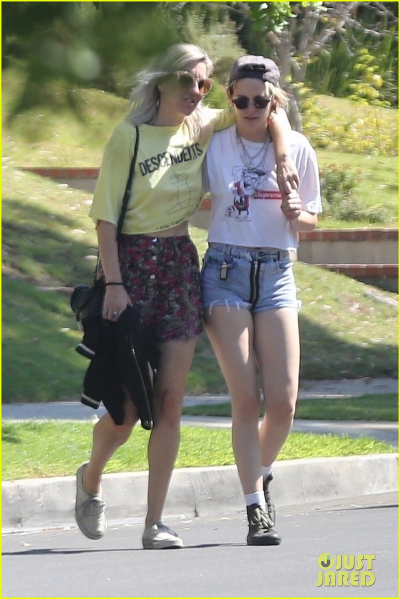 kristen stewart kisses dylan meyer on stroll 31