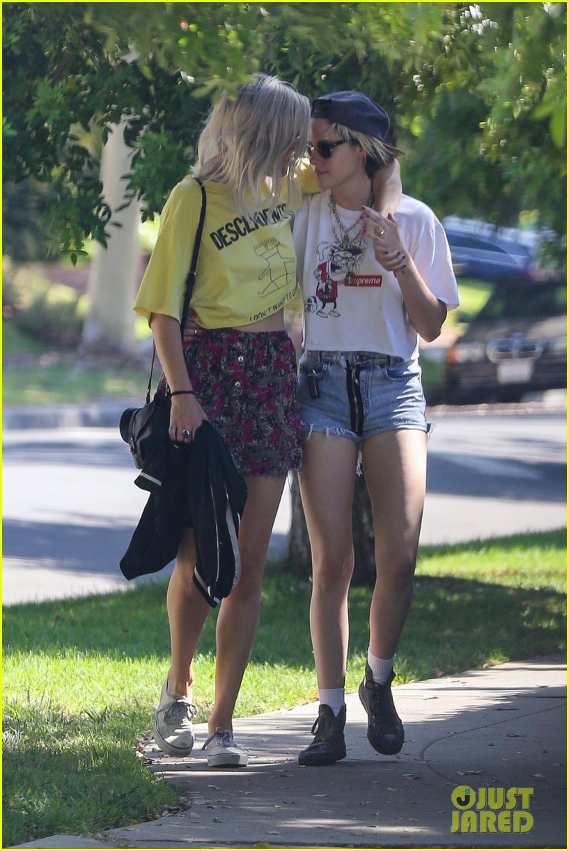 kristen stewart kisses dylan meyer on stroll 38