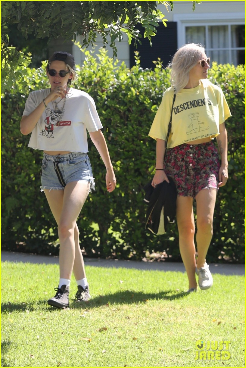 kristen stewart kisses dylan meyer on stroll 45