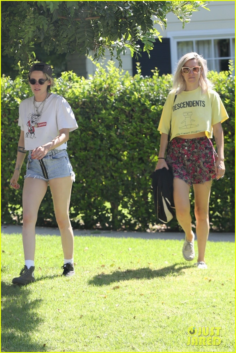 kristen stewart kisses dylan meyer on stroll 46