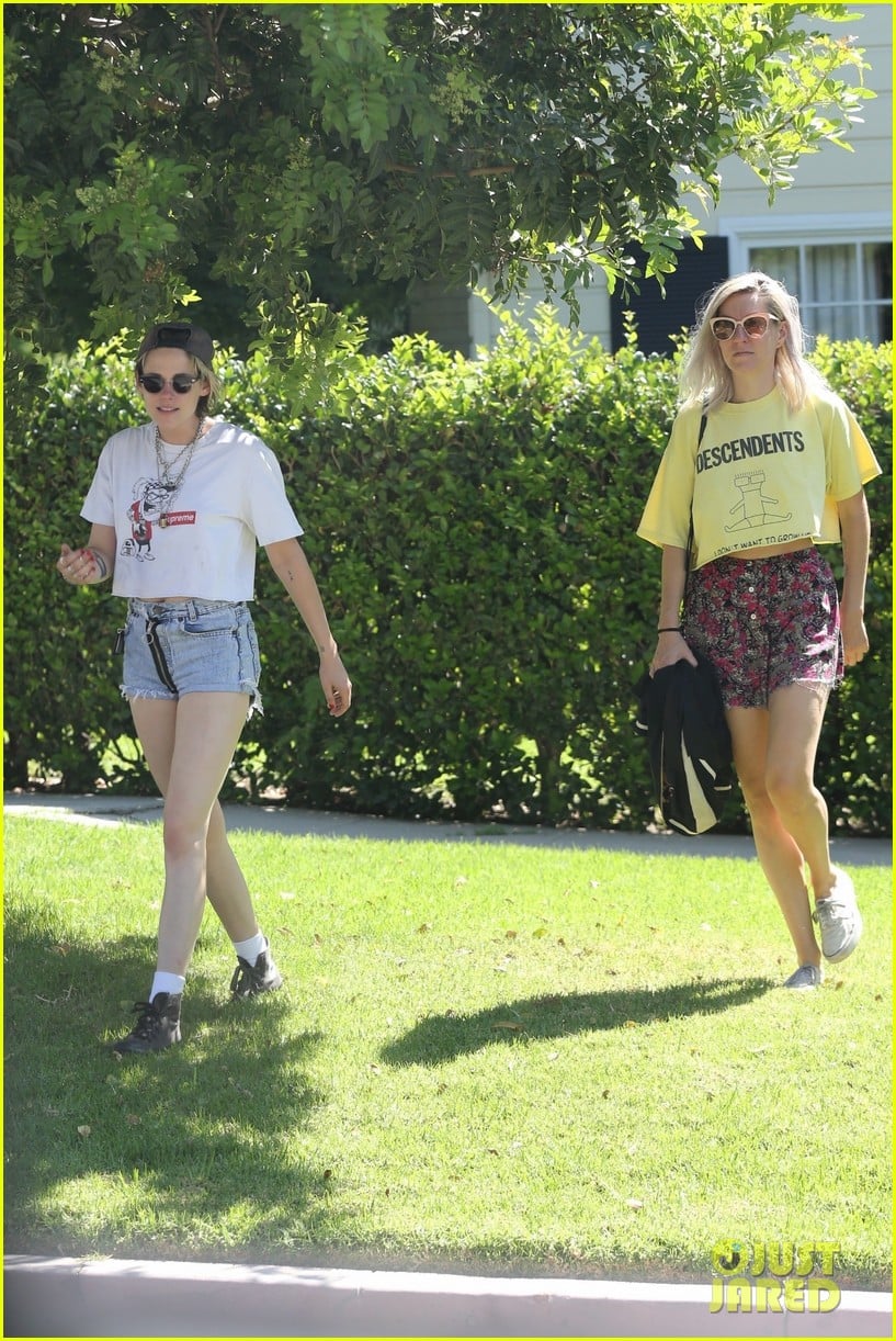 kristen stewart kisses dylan meyer on stroll 47