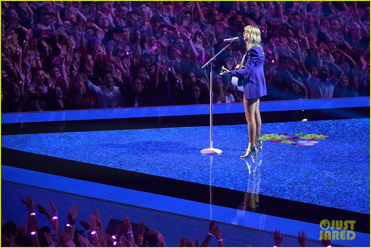 Taylor Swift Recreates 'You Need to Calm Down' Video Live at VMAs 2019