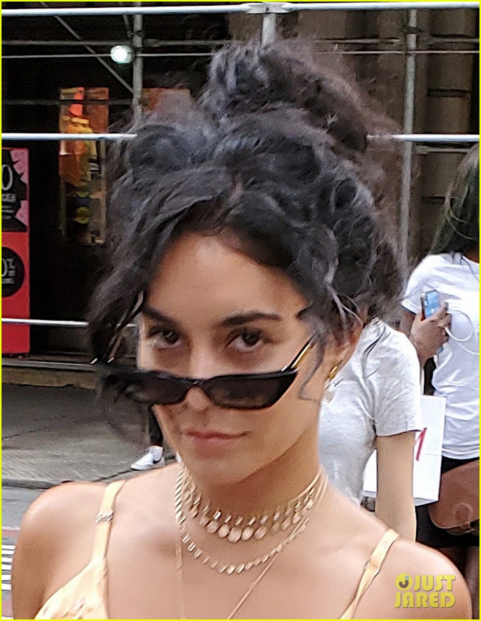 vanessa hudgens wishes boyfriend austin butler happy birthday 01