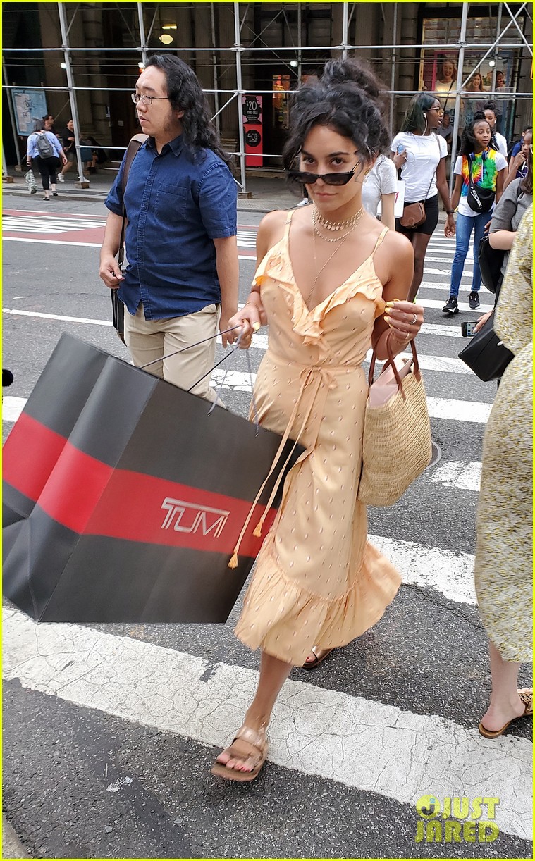 vanessa hudgens wishes boyfriend austin butler happy birthday 05