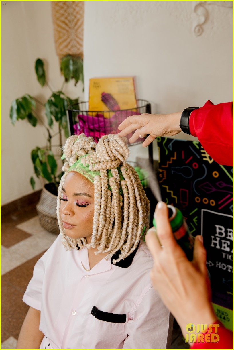 victoria justice hayley kiyoko tayla parx visit bed head hotel 35