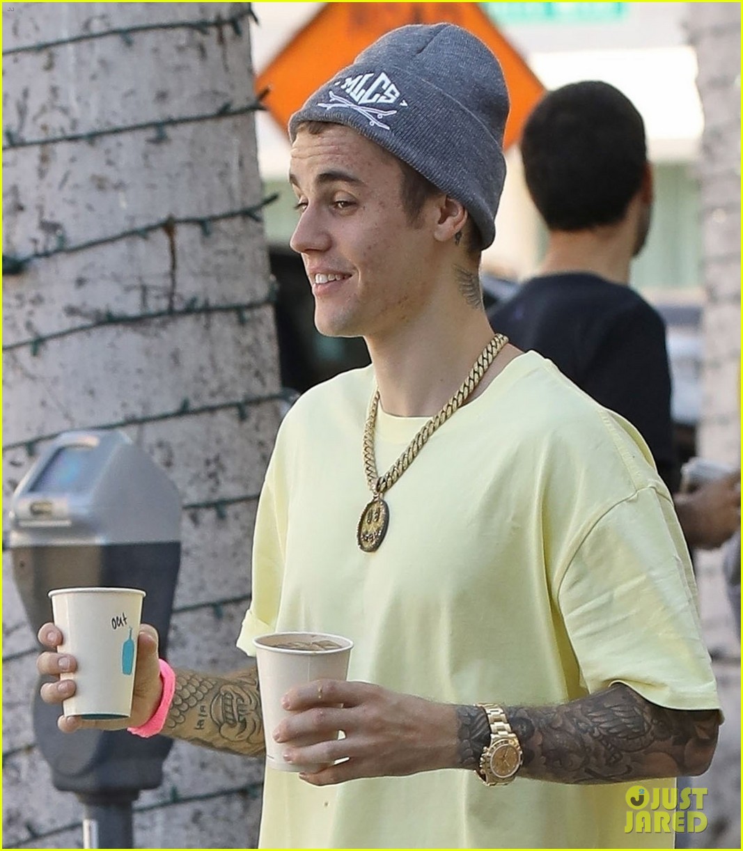 Justin Bieber Puts on a Bright Display for Coffee Run! | Photo 1257783 ...