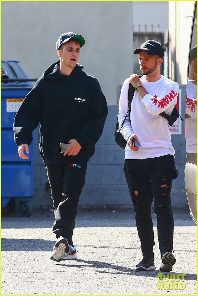 Hailey Bieber Freshens Up Her Hair After Workout in LA | Photo 1259515 ...