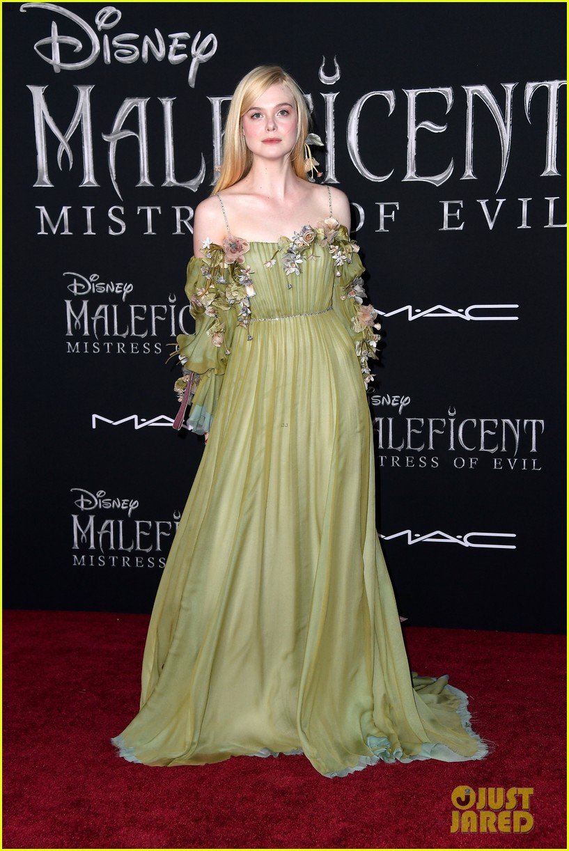 elle fanning accessorizes green gown with blood drops at maleficent 2 world premiere 01