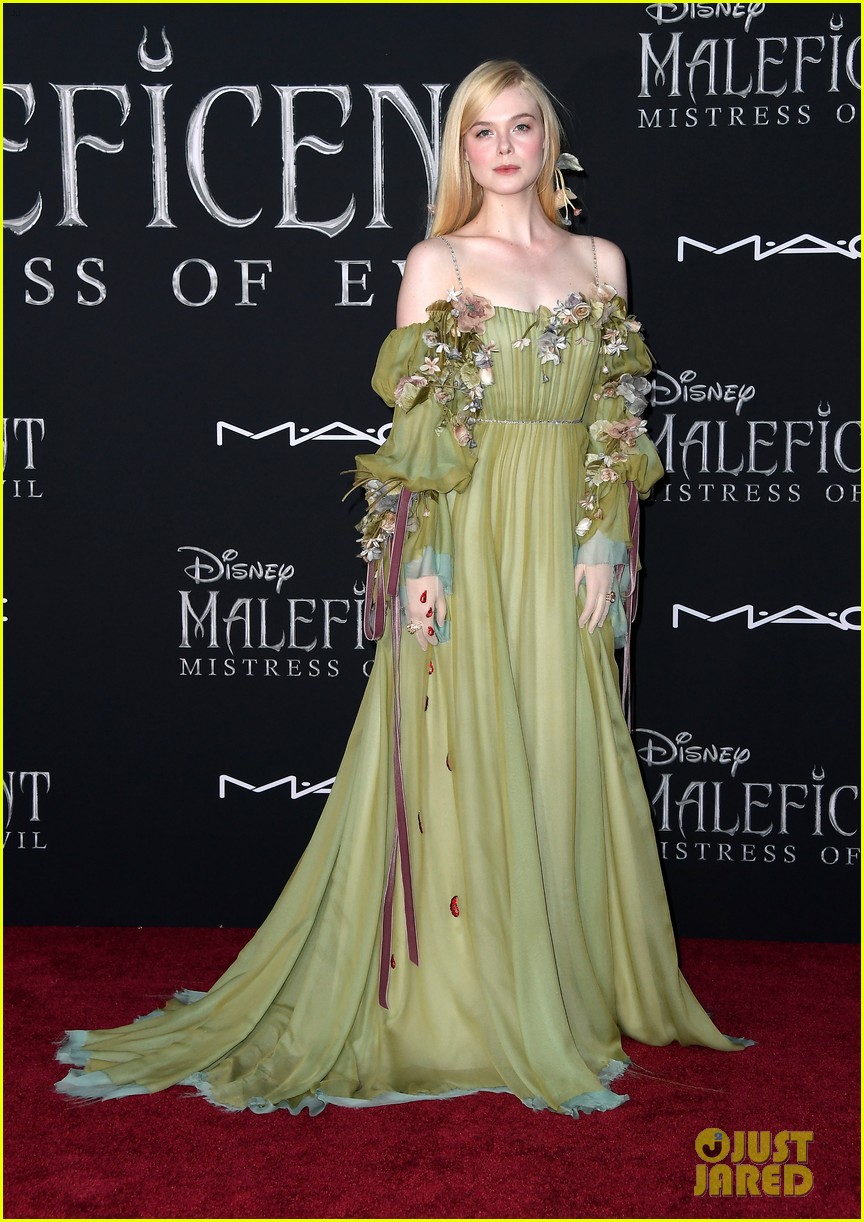 elle fanning accessorizes green gown with blood drops at maleficent 2 world premiere 08