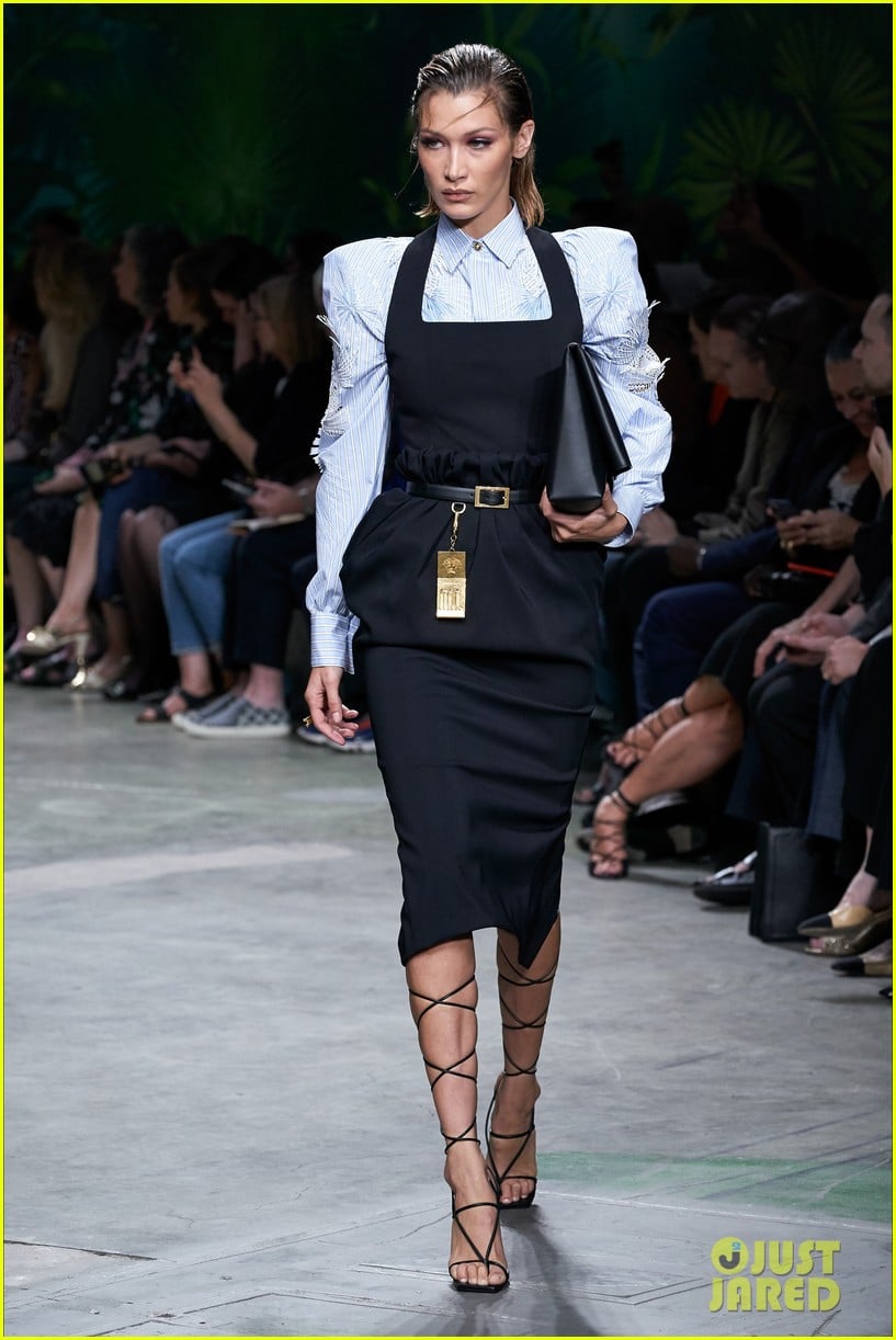 gigi bella hadid versace runway show 01