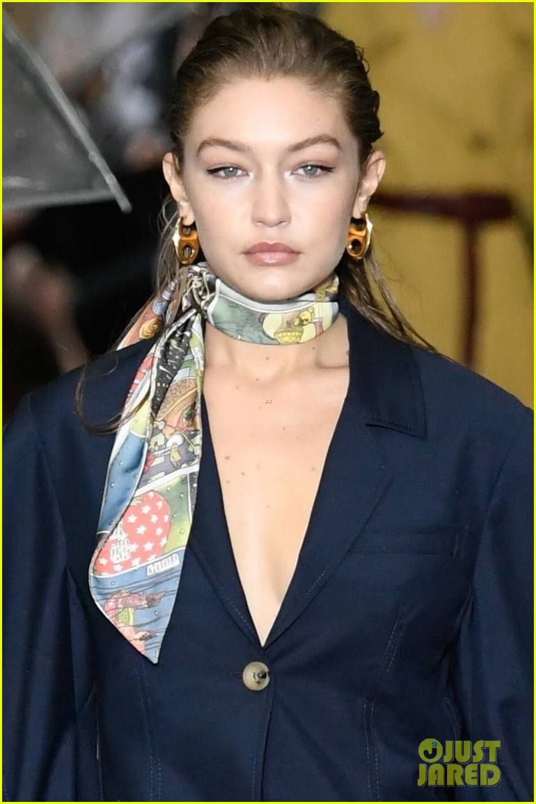 Full Sized Photo of gigi bella hadid walk ran lanvin pfw 07 | Gigi