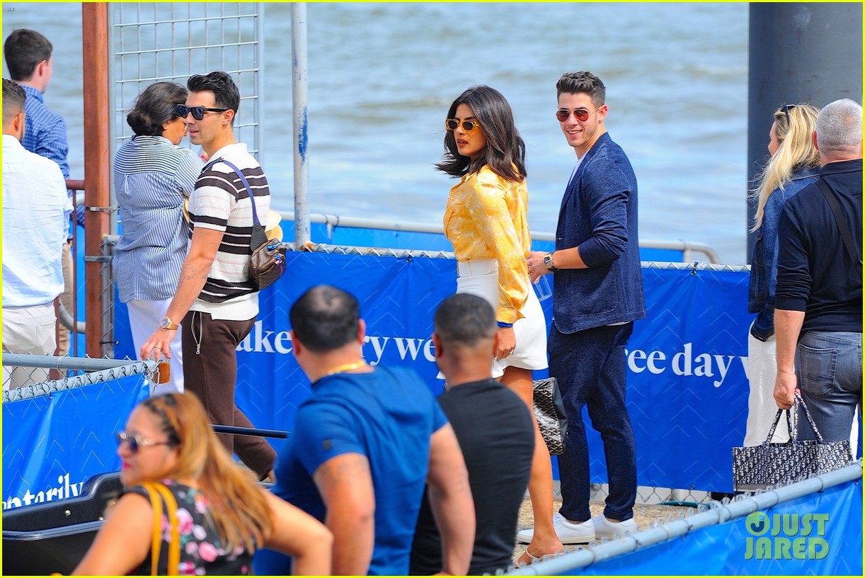 Joe Jonas Flies Away for Labor Day with Nick & Priyanka | Photo 1257032 ...