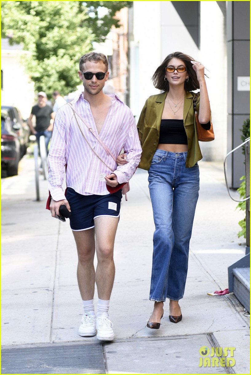 kaia gerber hangs tommy dorfman 18 bday 05