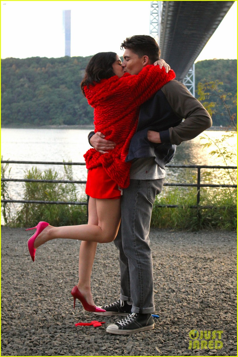 Lucy Hale Kisses Zane Holtz on 'Katy Keene' Set in NYC | Photo 1260586