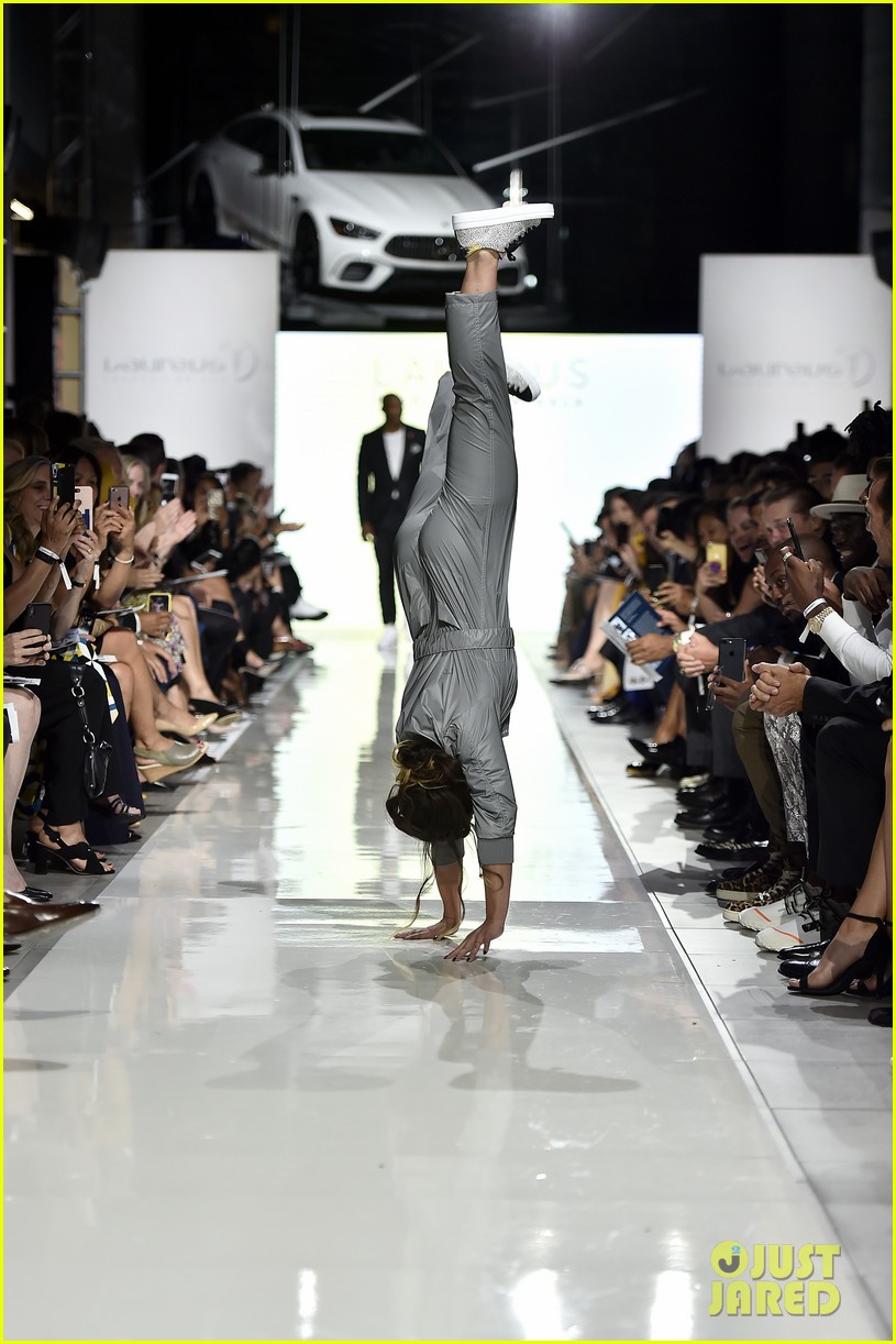 meryl davis katelyn ohashi walk in laureus fashion show gala 01