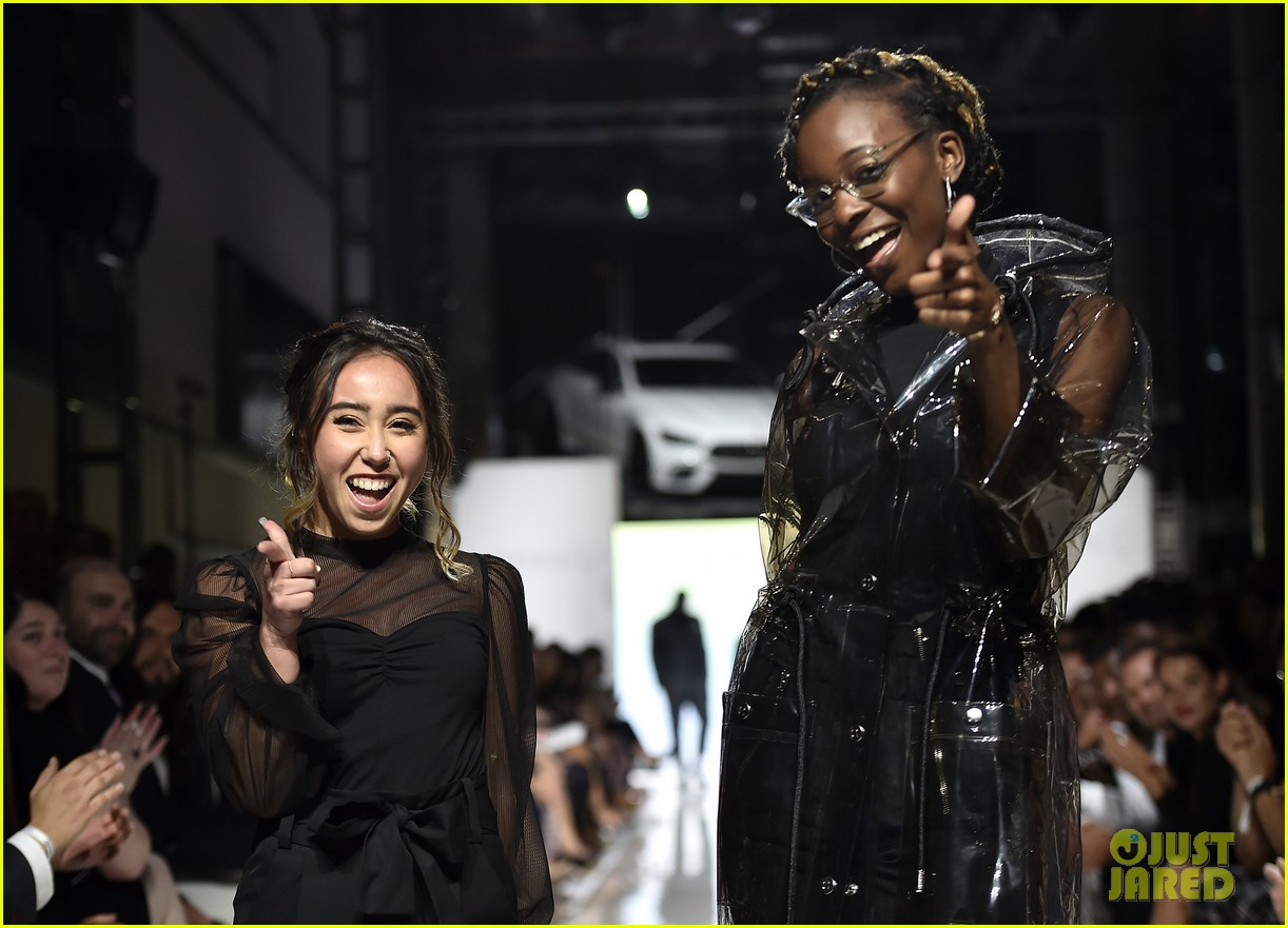 meryl davis katelyn ohashi walk in laureus fashion show gala 04