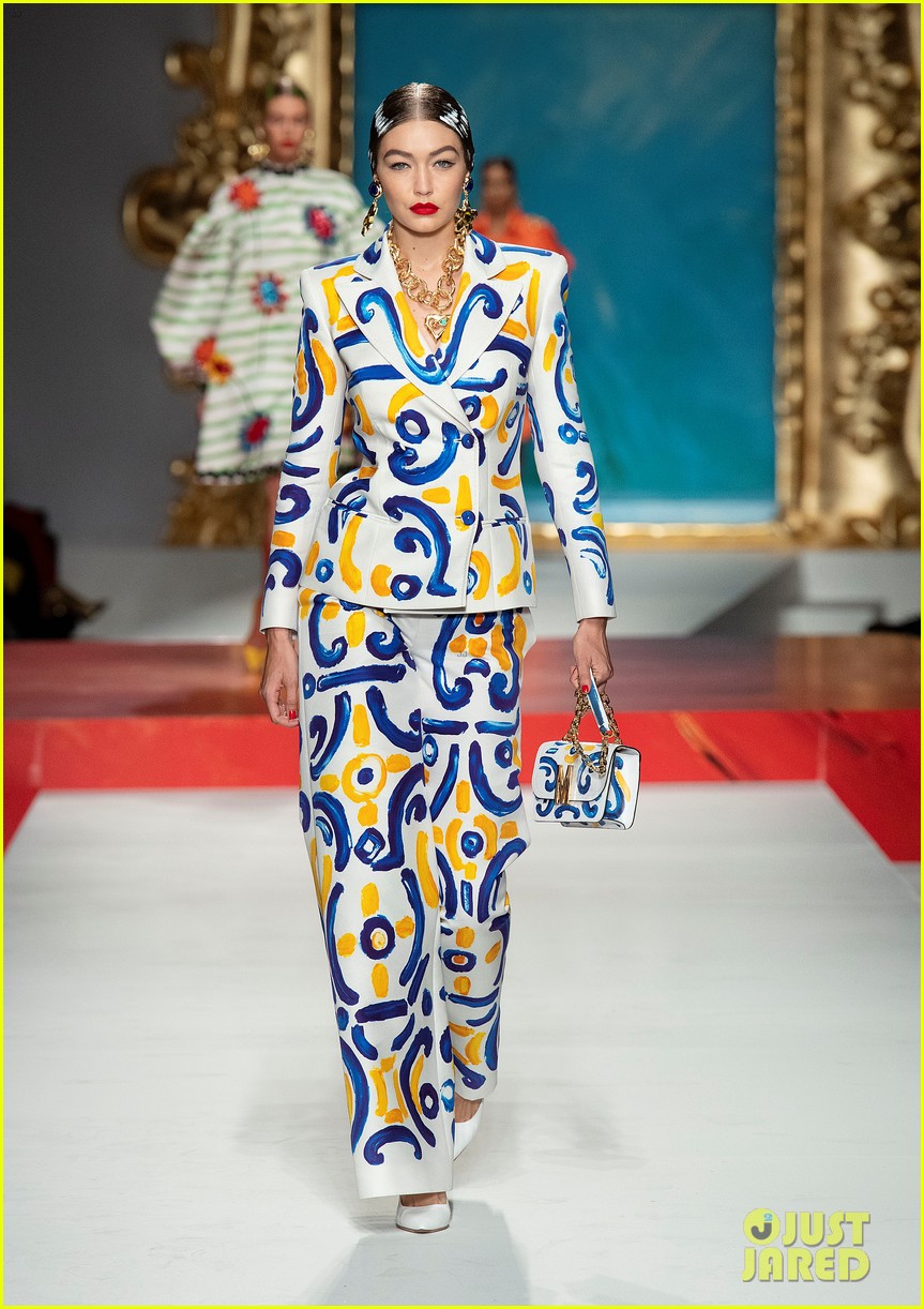Full Sized Photo of moschino fashion show 01 | Gigi Hadid Rocks a