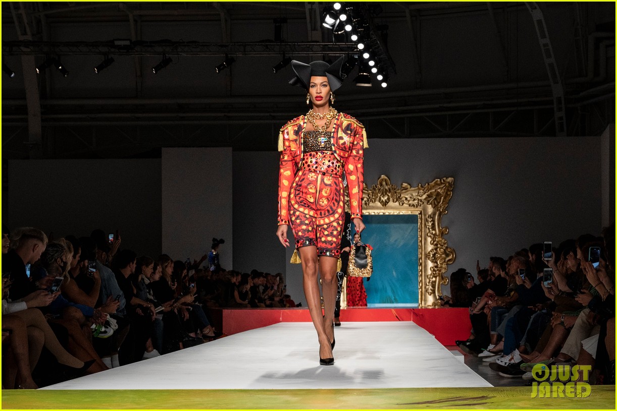 Full Sized Photo of moschino fashion show 10 | Gigi Hadid Rocks a ...