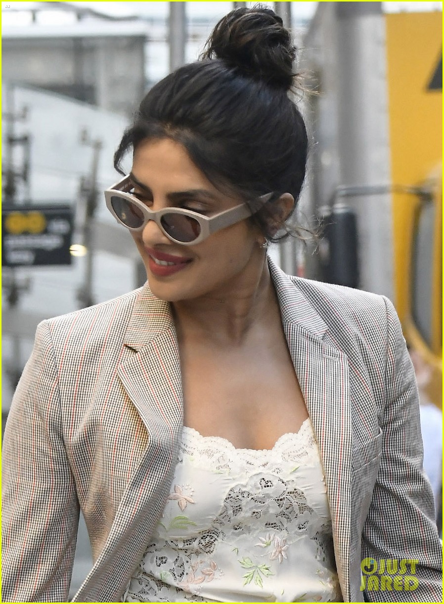 priyanka roasted fans nick age 05