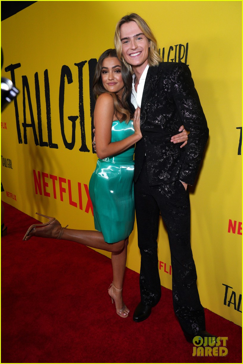 ava michelle sabrina carpenter tall girl premiere 49