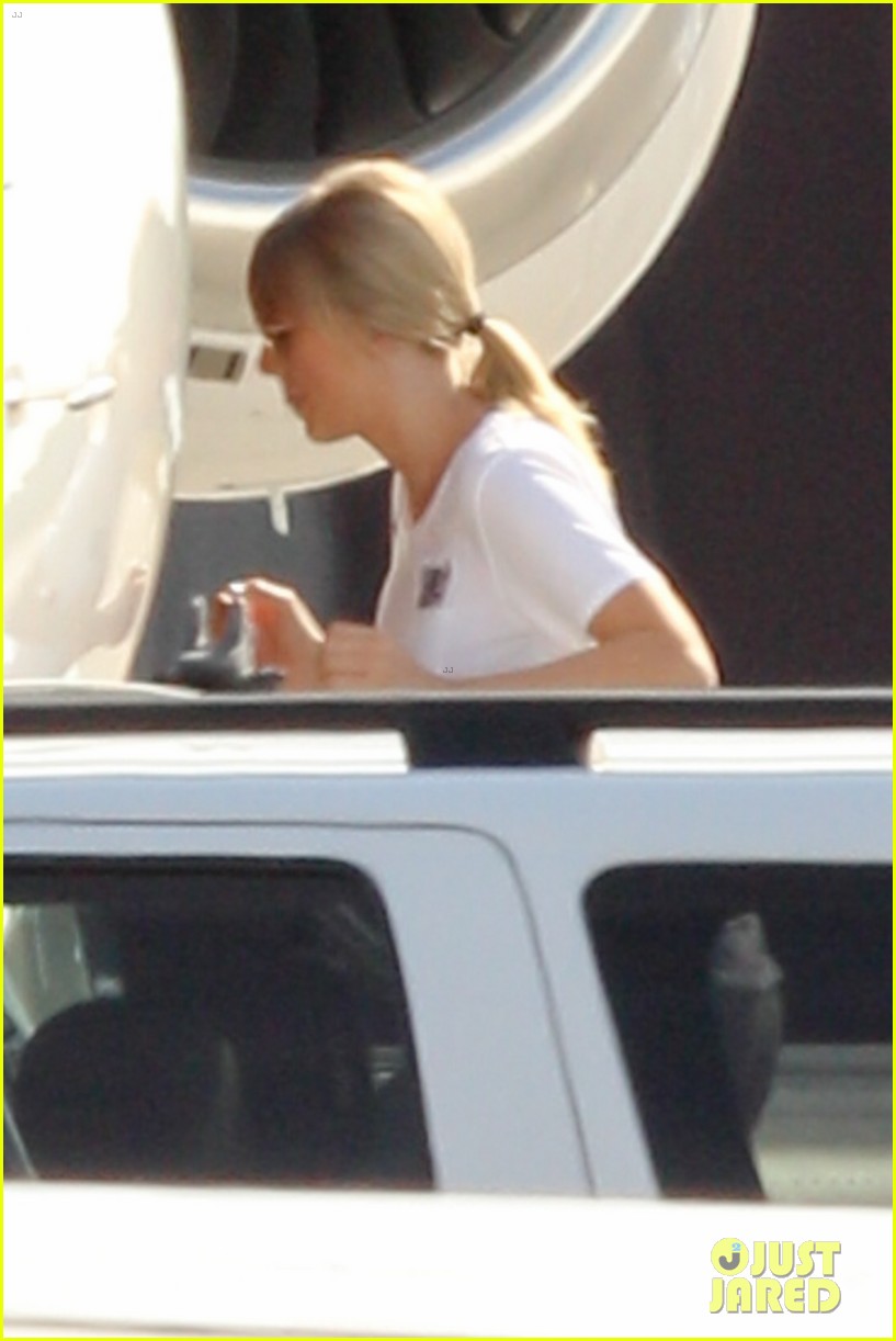 taylor swift joe alwyn jet out of rhode island 01