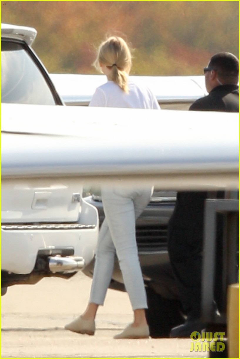 taylor swift joe alwyn jet out of rhode island 03