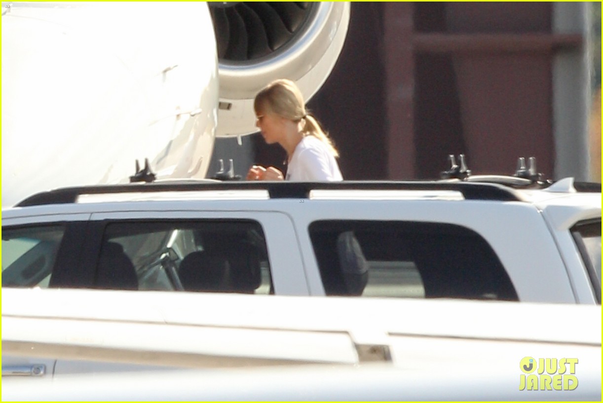 taylor swift joe alwyn jet out of rhode island 05