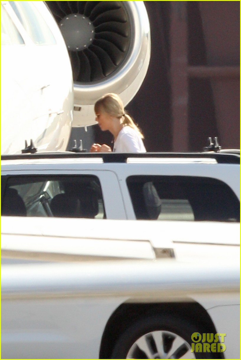 taylor swift joe alwyn jet out of rhode island 08