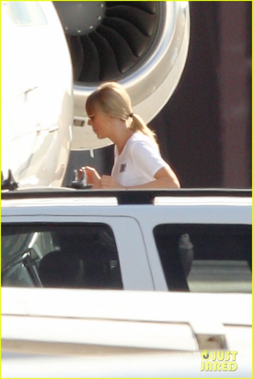 taylor swift joe alwyn jet out of rhode island 09