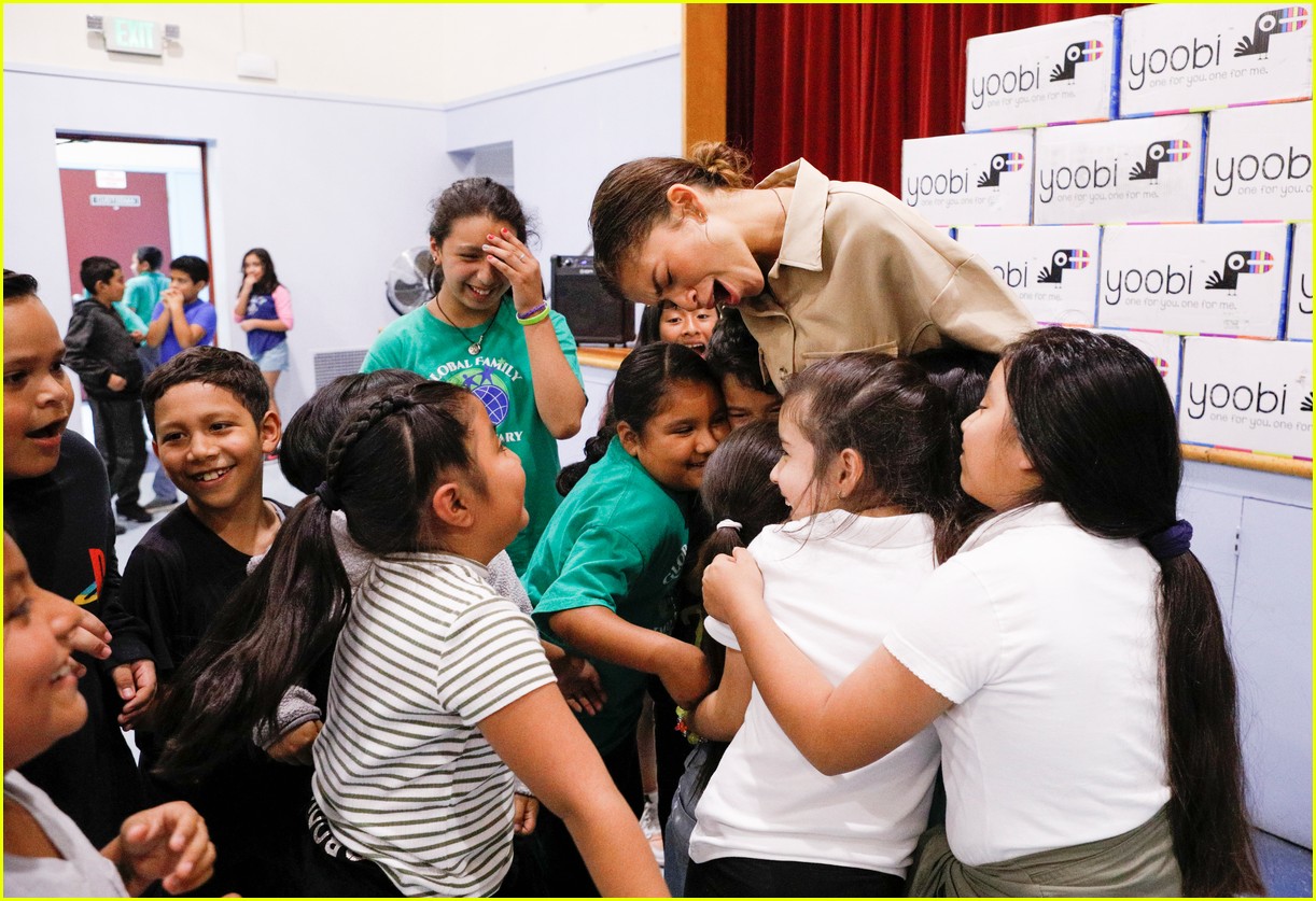 Zendaya Gives Back to Elementary School Students in Her Hometown Photo 1261369 Photo Gallery
