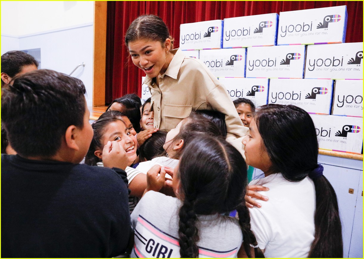 Zendaya Gives Back to Elementary School Students in Her Hometown Photo 1261370 Photo Gallery